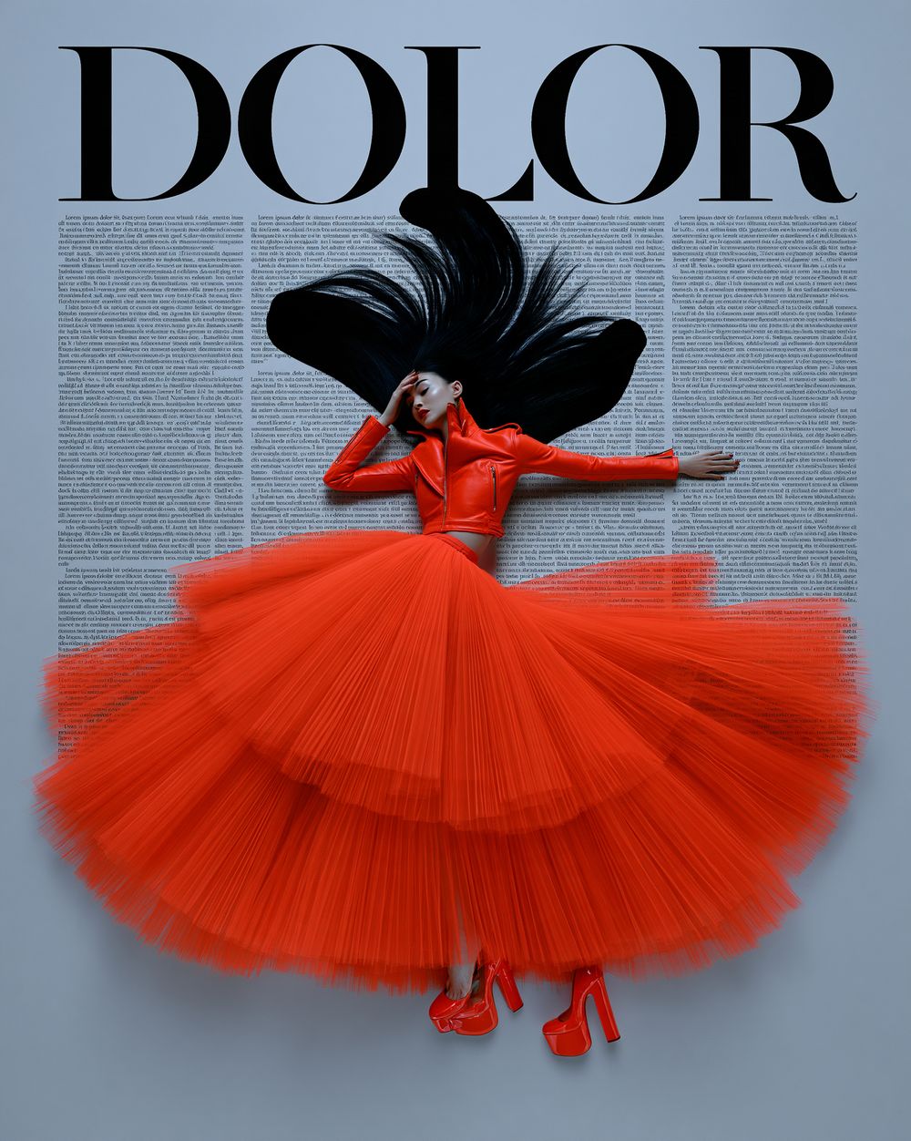 Mannequin en robe de tulle rouge corail étendue sur une page de texte, titre DOLOR.