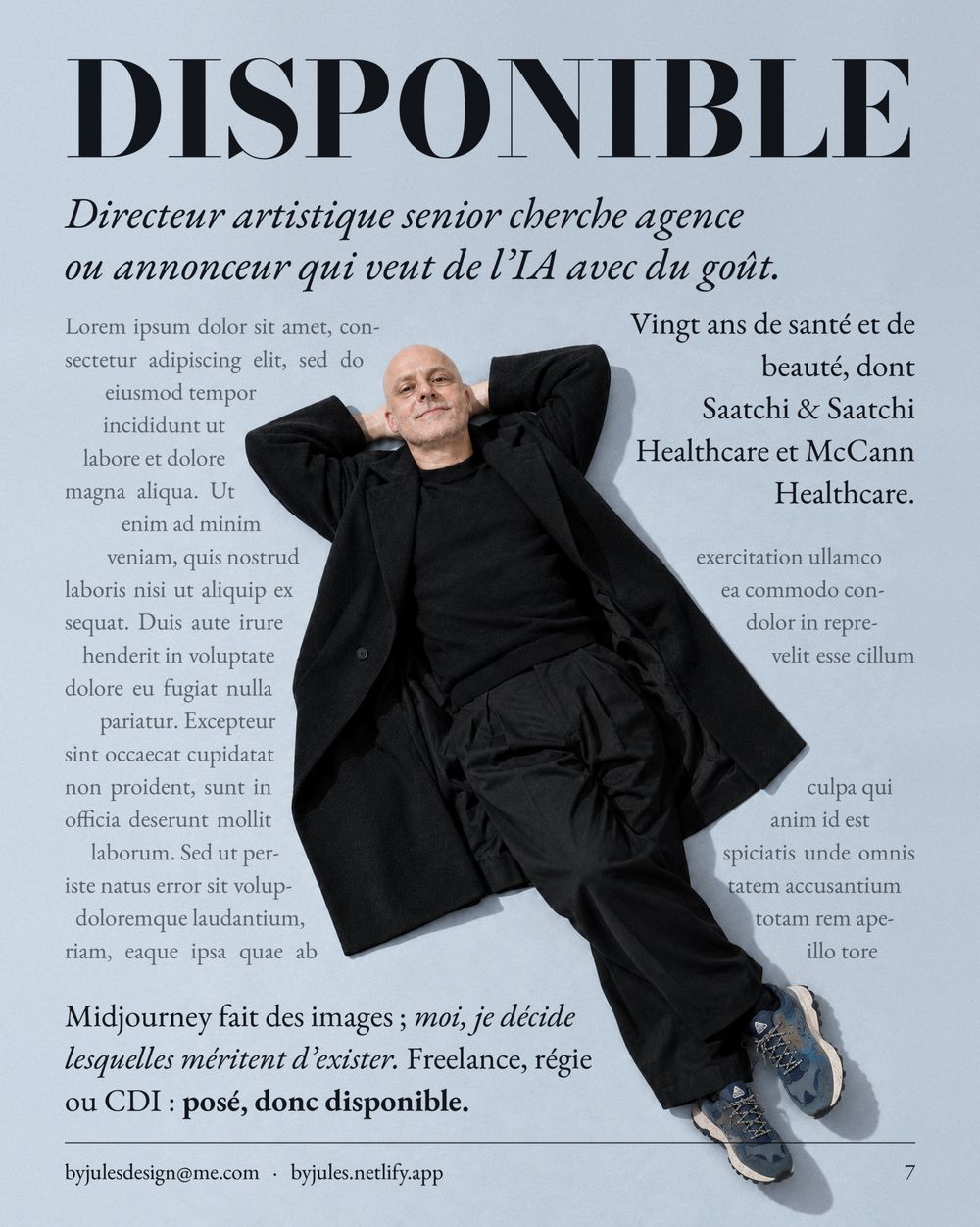 Julien Vallet allongé, le texte de la page épouse sa silhouette, titre DISPONIBLE.